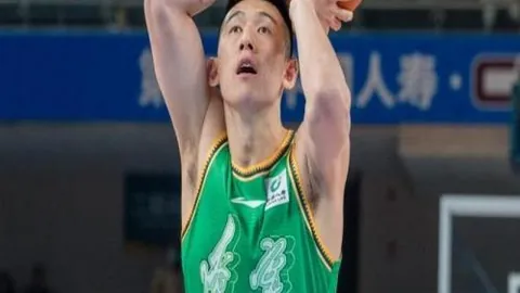 青岛男篮主场击败四川，以126-108赢得CBA比赛